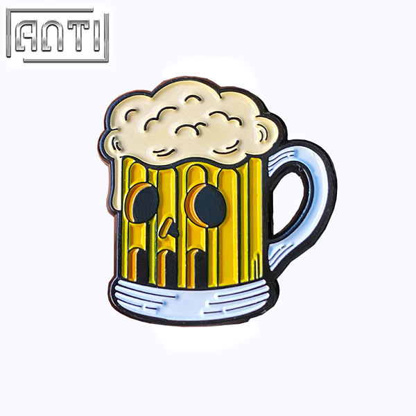 Beer Mug Shape Badge Fun Beer Mug Filled With Beer Black Nickel Metal Soft Enamel Lapel Pin Brooch For Girls Gift